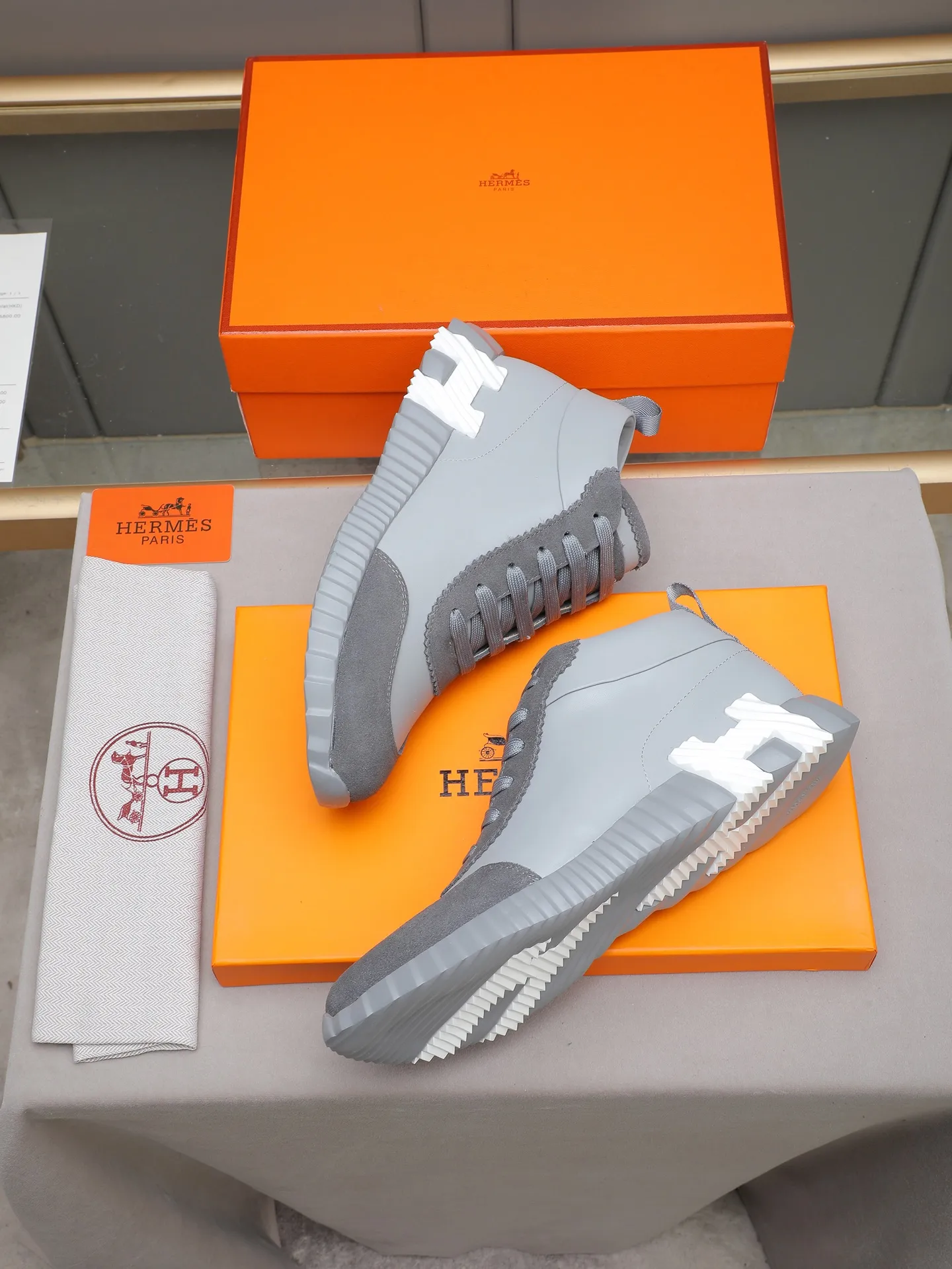 PPP460 (Hermes high-top men's shoes)🆕Men's sports shoes, decorated with textured calfskin details. Spliced ​​with original cowhide, this shoe draws inspiration from the equestrian world, integrating technical details and practical functions. Breathable sheep lining, original combination outsole, high-end quality, and every detail is perfectly combined! Size: 38-44 (45 can be customized)
